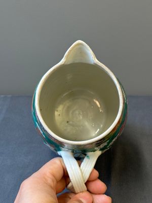 Une cruche en porcelaine de Chine famille rose sur fond vert  à décor de dragons et un plat à decor 'sept sages' et à bord de dragons, 19ème — photo 18