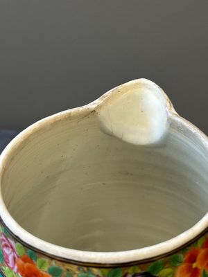 Une cruche en porcelaine de Chine famille rose sur fond vert  à décor de dragons et un plat à decor 'sept sages' et à bord de dragons, 19ème — photo 19