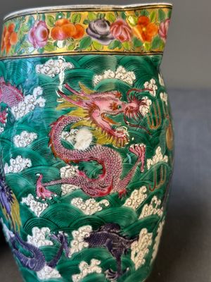 Une cruche en porcelaine de Chine famille rose sur fond vert  à décor de dragons et un plat à decor 'sept sages' et à bord de dragons, 19ème — photo 20