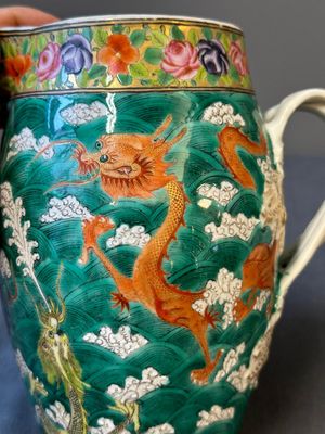Une cruche en porcelaine de Chine famille rose sur fond vert  à décor de dragons et un plat à decor 'sept sages' et à bord de dragons, 19ème — photo 22