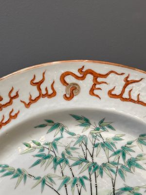 Une cruche en porcelaine de Chine famille rose sur fond vert  à décor de dragons et un plat à decor 'sept sages' et à bord de dragons, 19ème — photo 6