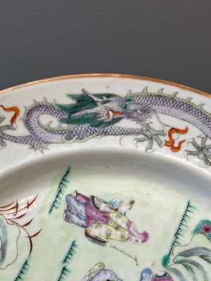 Une cruche en porcelaine de Chine famille rose sur fond vert  à décor de dragons et un plat à decor 'sept sages' et à bord de dragons, 19ème — photo 7