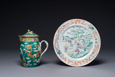Une cruche en porcelaine de Chine famille rose sur fond vert à décor de dragons et un plat à decor 'sept sages' et à bord de dragons, 19ème