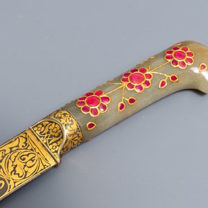 Une dague damasquinée à poignée en cristal de roche incrusté de pierres fines de style moghol, Inde, 19/20ème — photo 3