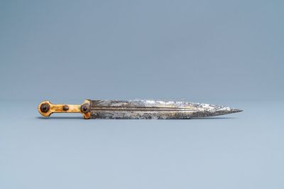 Une dague de type 'kindjal' à manche en os, Europe de l'Est, 19ème