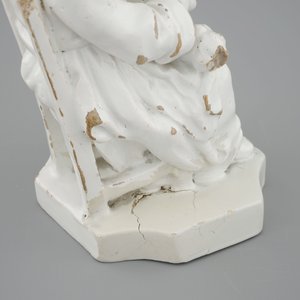 Une damme assise en faïence blanche monochrome, 18ème, poss. Bruxelles — photo 8