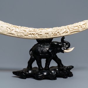Une défense d'ivoire sculptée sur socle en bois en forme d'éléphant, Chine, vers 1900 — photo 2