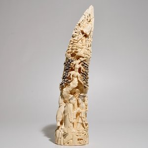 Une défense en ivoire sculpté à décor d'une scène de marriage, vers 1900 — photo 1