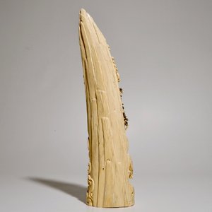 Une défense en ivoire sculpté à décor d'une scène de marriage, vers 1900 — photo 3