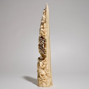 Une défense en ivoire sculpté à décor d'une scène de marriage, vers 1900 — photo 4