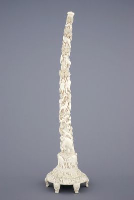 Une défense en ivoire sculpté aux animaux, Inde, vers 1900