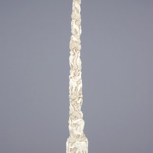 Une défense en ivoire sculpté aux animaux, Inde, vers 1900 — photo 4