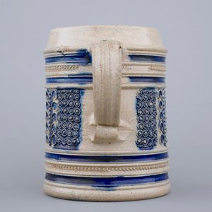 Une demi-chope en grès de Westerwald, 17ème — photo 3