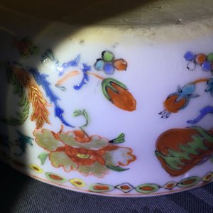 Une écuelle couverte en porcelaine de Chine à décor "Pompadour", vers 1745 — photo 16