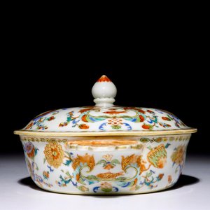 Une écuelle couverte en porcelaine de Chine à décor "Pompadour", vers 1745 — photo 3