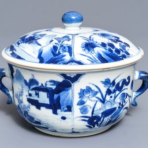 Une écuelle couverte en porcelaine de Chine bleu et blanc, Kangxi — photo 1
