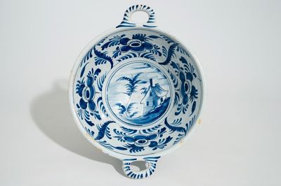 Une écuelle de grand format en faïence de Delft bleu et blanc, 18ème