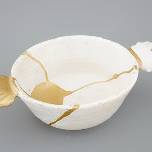 Une écuelle en blanc de Delft restauré de façon kintsugi, 17ème — photo 1