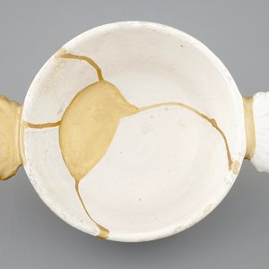 Une écuelle en blanc de Delft restauré de façon kintsugi, 17ème — photo 2