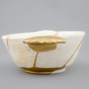 Une écuelle en blanc de Delft restauré de façon kintsugi, 17ème — photo 5