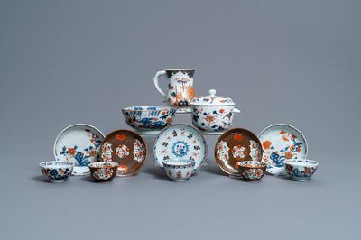 Une écuelle, une chope, un bol et cinq tasses et soucoupes en porcelaine de Chine de style Imari, Kangxi/Qianlong