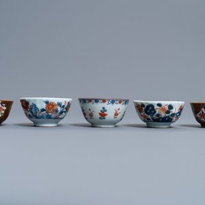 Une écuelle, une chope, un bol et cinq tasses et soucoupes en porcelaine de Chine de style Imari, Kangxi/Qianlong — photo 10