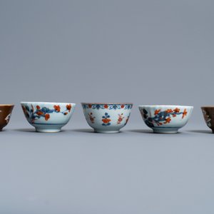 Une écuelle, une chope, un bol et cinq tasses et soucoupes en porcelaine de Chine de style Imari, Kangxi/Qianlong — photo 11
