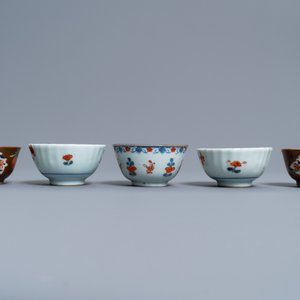 Une écuelle, une chope, un bol et cinq tasses et soucoupes en porcelaine de Chine de style Imari, Kangxi/Qianlong — photo 12