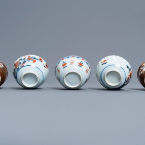 Une écuelle, une chope, un bol et cinq tasses et soucoupes en porcelaine de Chine de style Imari, Kangxi/Qianlong — photo 15