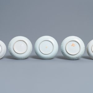 Une écuelle, une chope, un bol et cinq tasses et soucoupes en porcelaine de Chine de style Imari, Kangxi/Qianlong — photo 3