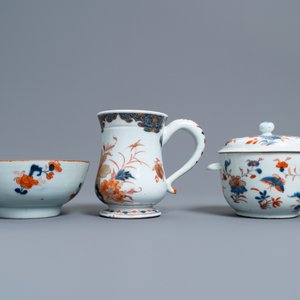 Une écuelle, une chope, un bol et cinq tasses et soucoupes en porcelaine de Chine de style Imari, Kangxi/Qianlong — photo 6