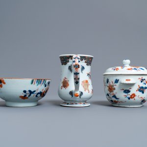 Une écuelle, une chope, un bol et cinq tasses et soucoupes en porcelaine de Chine de style Imari, Kangxi/Qianlong — photo 7