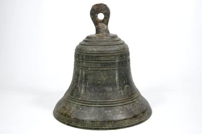 Une énorme cloche d'église en bronze, datée 1623 et avec une inscription, France