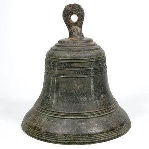 Une énorme cloche d'église en bronze, datée 1623 et avec une inscription, France — photo 1