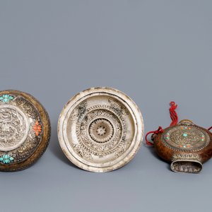 Une épée à poignée en jade, un flacon et un bol couvert en argent incrusté de corail et turquoise, Tibet, 19ème — photo 11
