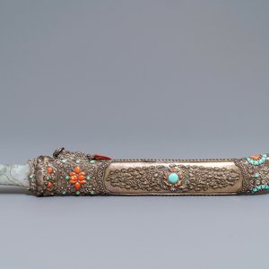 Une épée à poignée en jade, un flacon et un bol couvert en argent incrusté de corail et turquoise, Tibet, 19ème — photo 2