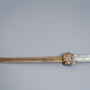 Une épée à poignée en jade, un flacon et un bol couvert en argent incrusté de corail et turquoise, Tibet, 19ème — photo 4