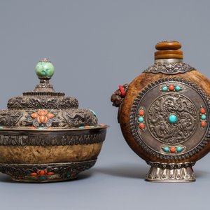 Une épée à poignée en jade, un flacon et un bol couvert en argent incrusté de corail et turquoise, Tibet, 19ème — photo 6