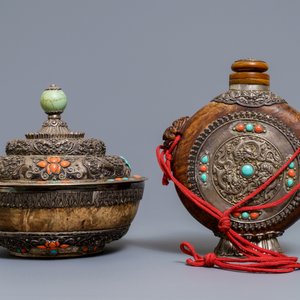 Une épée à poignée en jade, un flacon et un bol couvert en argent incrusté de corail et turquoise, Tibet, 19ème — photo 8