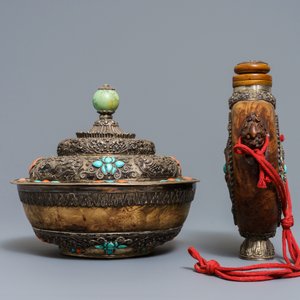Une épée à poignée en jade, un flacon et un bol couvert en argent incrusté de corail et turquoise, Tibet, 19ème — photo 9