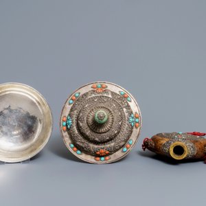 Une épée à poignée en jade, un flacon et un bol couvert en argent incrusté de corail et turquoise, Tibet, 19ème — photo 10