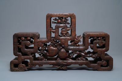 Une étagère en bois sculpté à décor raffiné, Chine, 19ème