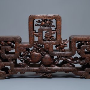 Une étagère en bois sculpté à décor raffiné, Chine, 19ème — photo 1