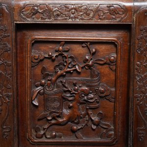 Une étagère en bois sculpté à décor raffiné, Chine, 19ème — photo 11