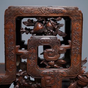 Une étagère en bois sculpté à décor raffiné, Chine, 19ème — photo 13