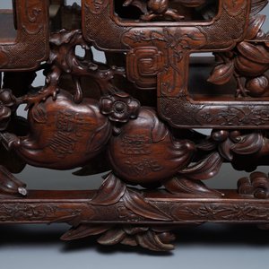 Une étagère en bois sculpté à décor raffiné, Chine, 19ème — photo 14