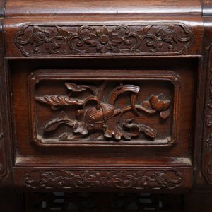 Une étagère en bois sculpté à décor raffiné, Chine, 19ème — photo 15