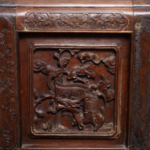 Une étagère en bois sculpté à décor raffiné, Chine, 19ème — photo 16