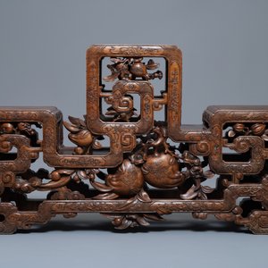 Une étagère en bois sculpté à décor raffiné, Chine, 19ème — photo 3
