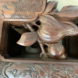 Une étagère en bois sculpté à décor raffiné, Chine, 19ème — photo 34